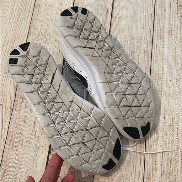 Nike Free White with Black Swoosh Athletic Sneakers Gym Shoes 8 - Picture 3 of 6